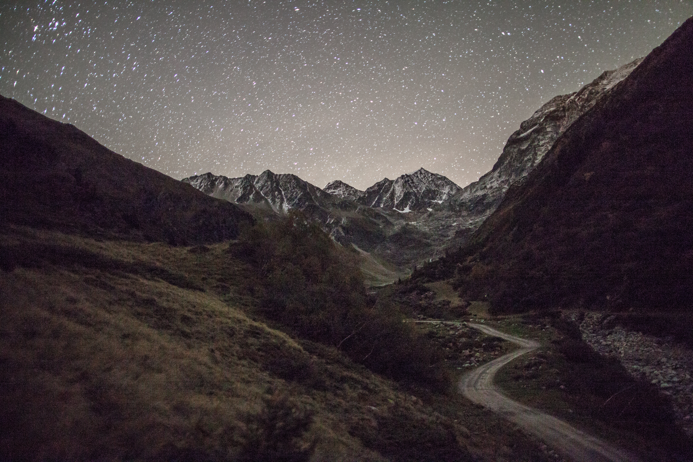 Blick in die Alpen bei Nacht