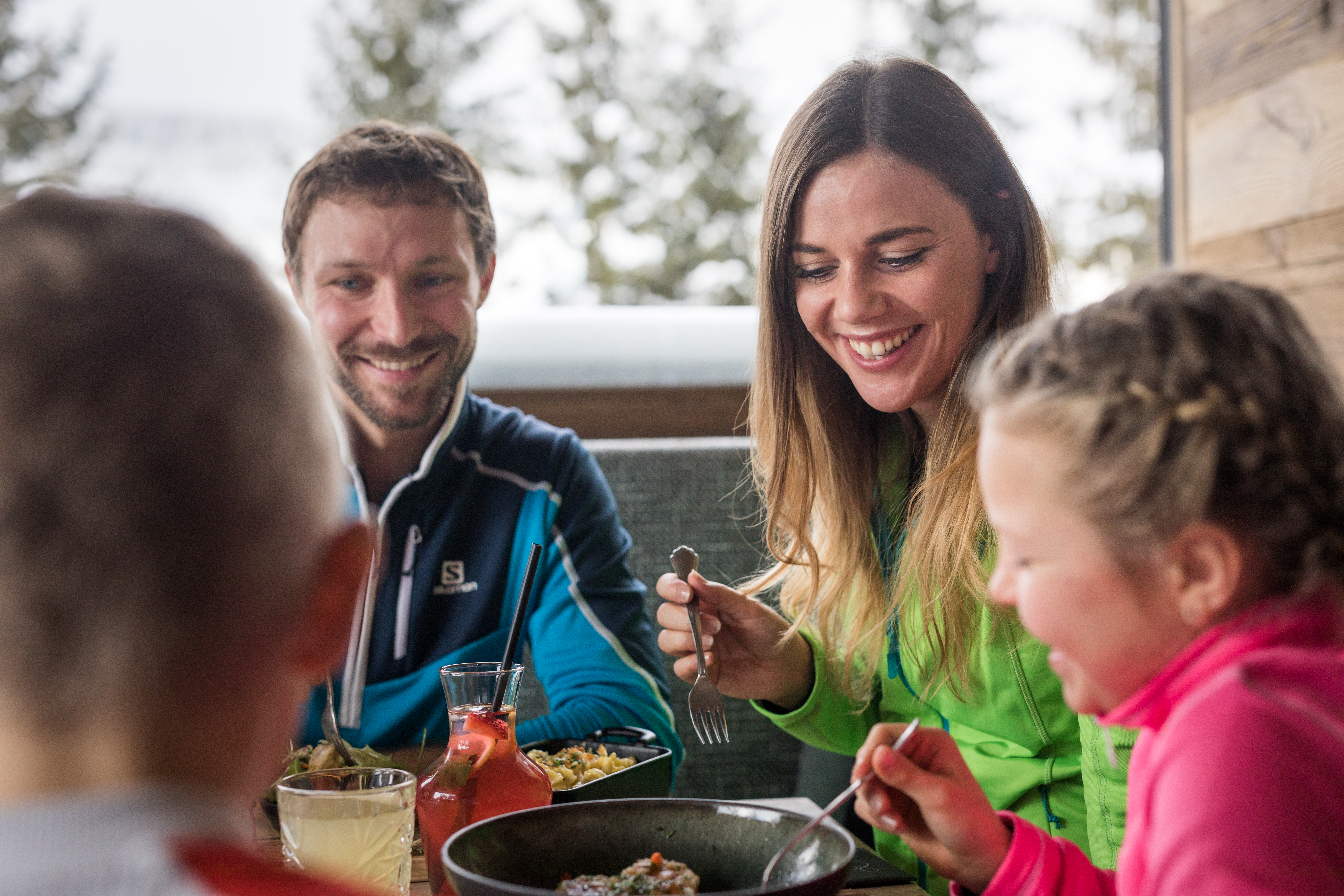 Familie auf der Skihütte beim Essen