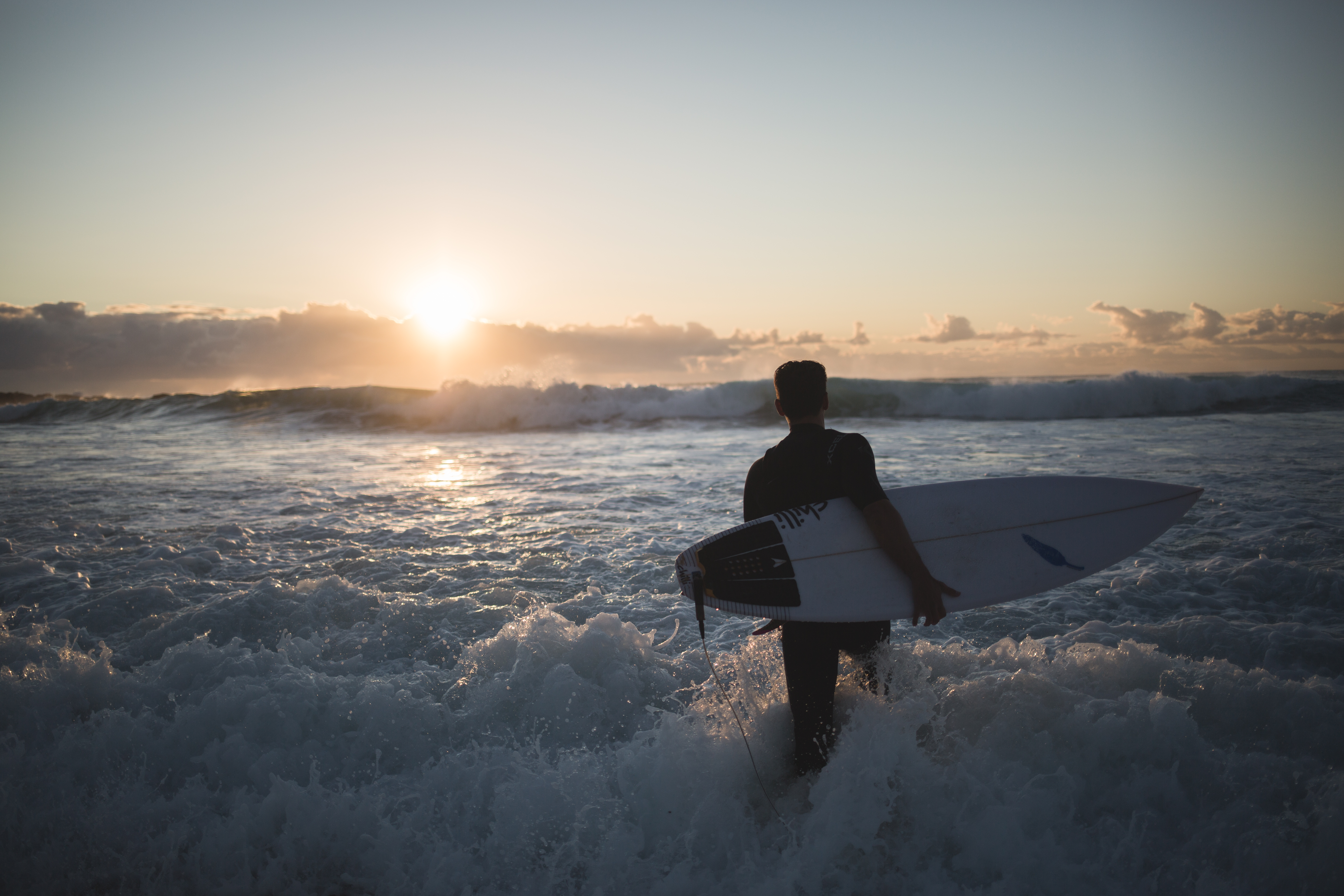 Surfer bei Sonnenaufgang