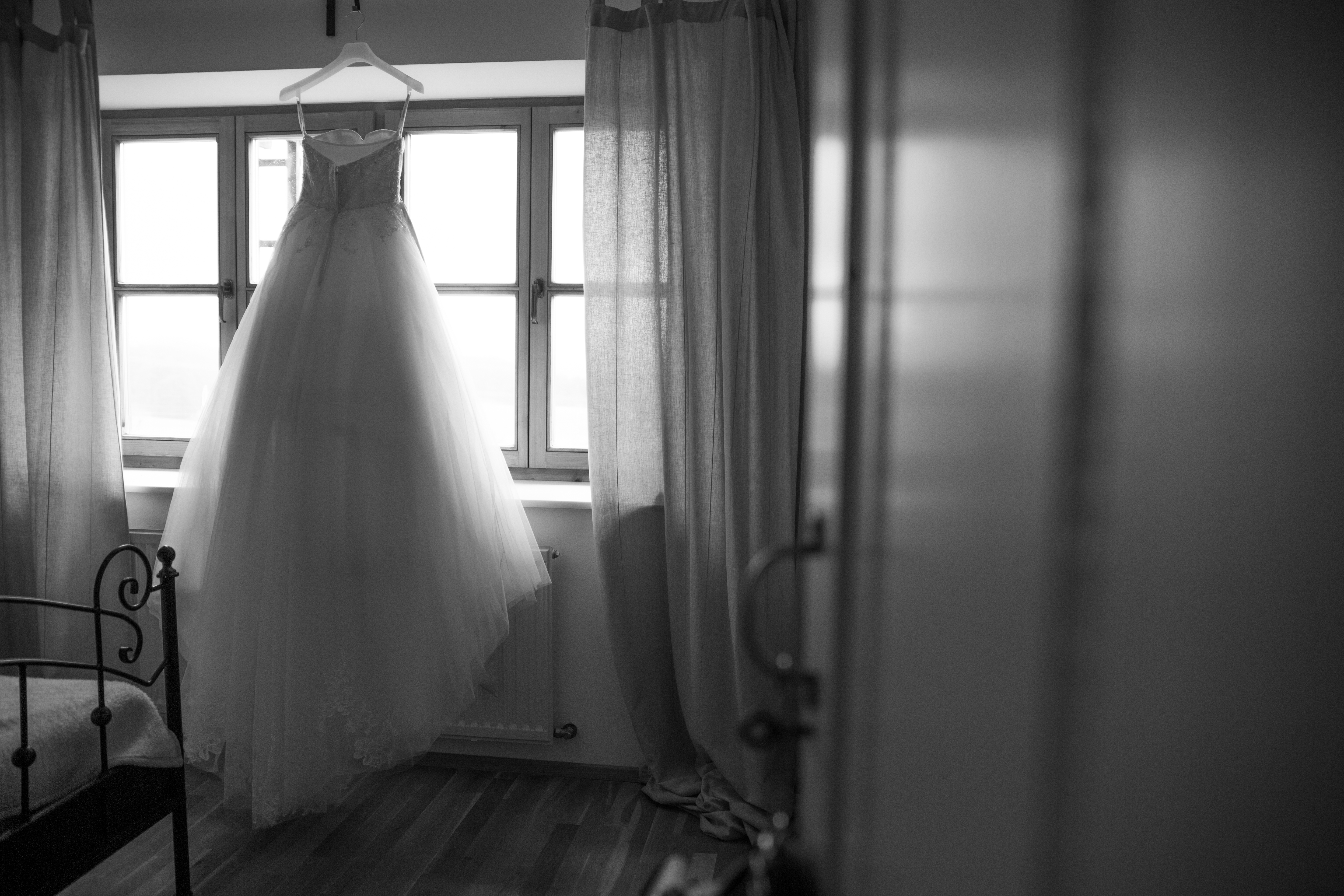 Brautkleid am Fenster