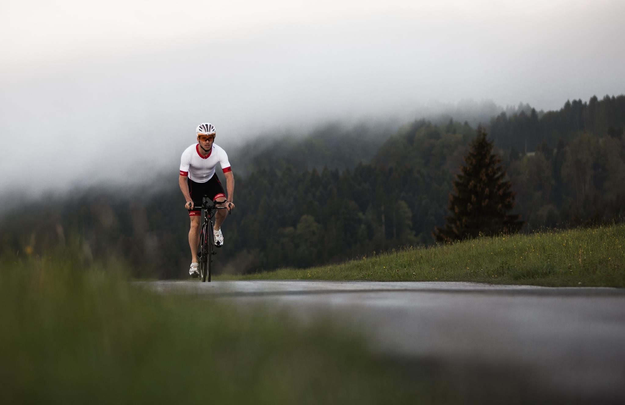 Rennradfahrer im Nebel